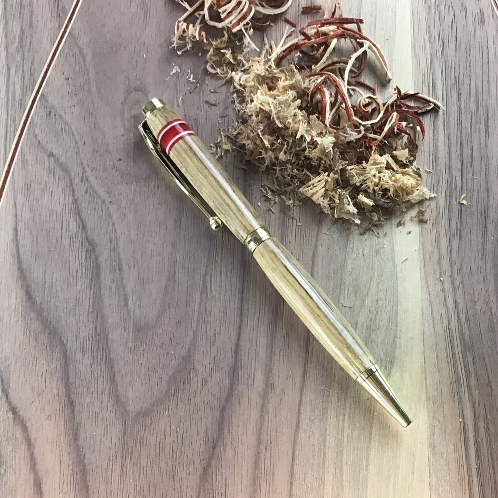 🎁 Handcrafted oak wood pen